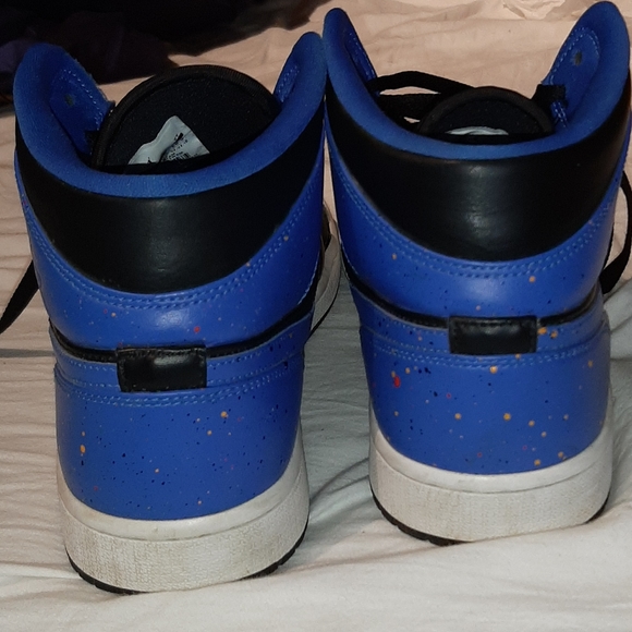 Looking to trade jordan 1 mid royal paint splatter - Picture 5 of 7
